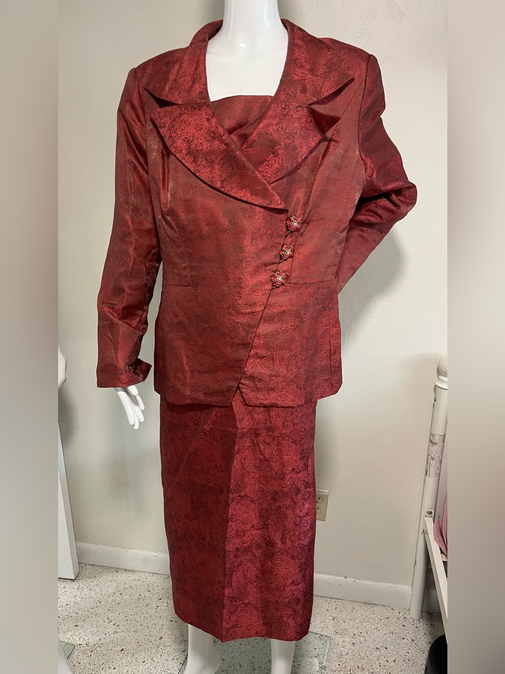 Lily & Taylor jacquard church skirt suit size 20
